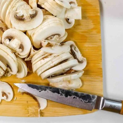 Step 2. Slice leek and mushrooms