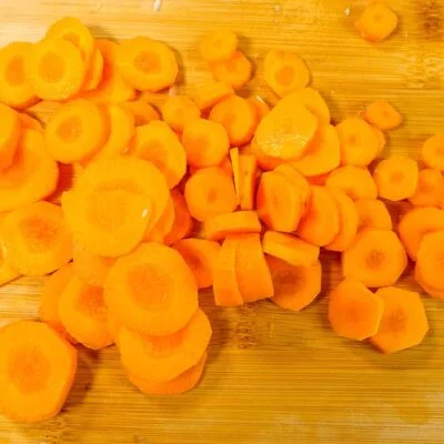 Step 2. Slice leek and mushrooms