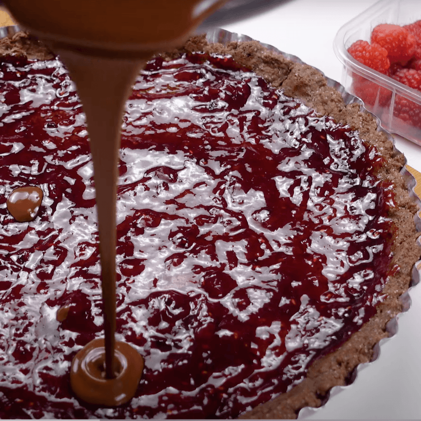 Step 6. Add jam and ganache