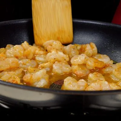 Step 3. Pour the egg