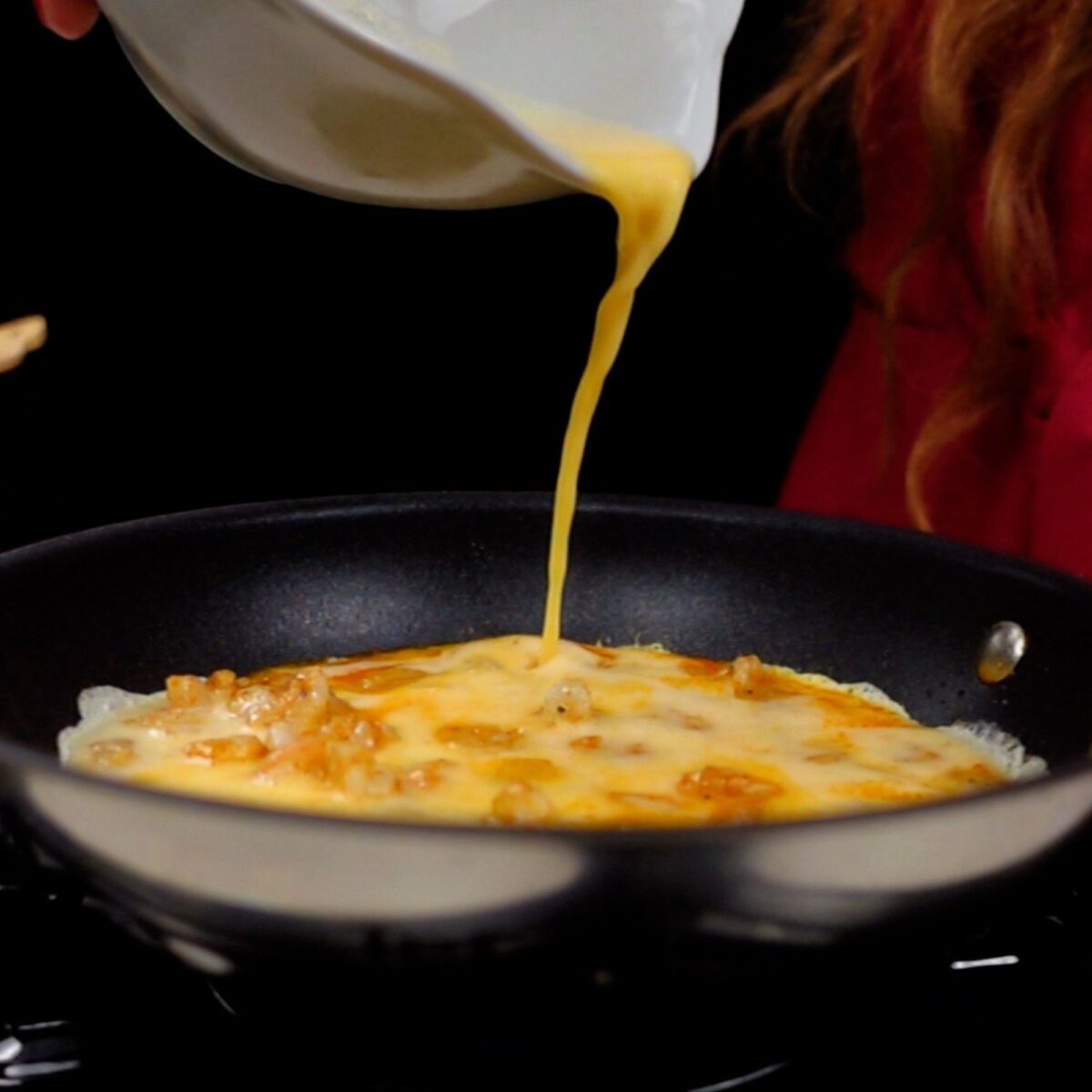 Step 3. Pour the egg