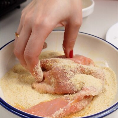 Step 3. Coat cutlets