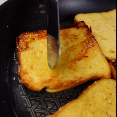 Step 3. Fry toast