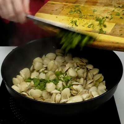 Step 4. Season clams