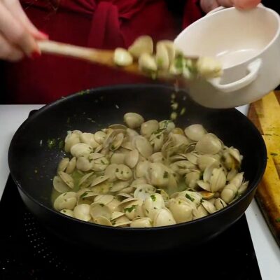 Step 4. Season clams