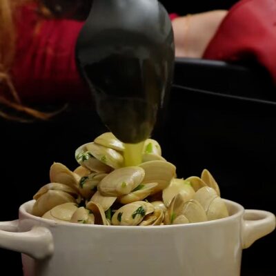 Step 4. Season clams