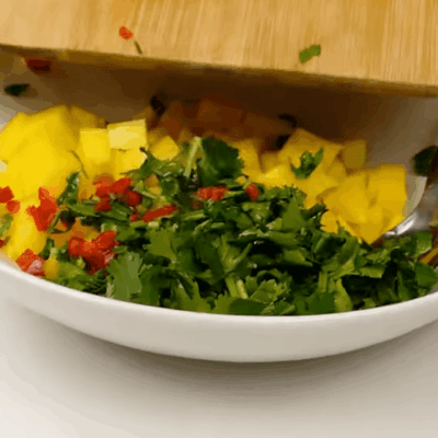 Step 3. Cut mango, pepper and cilantro
