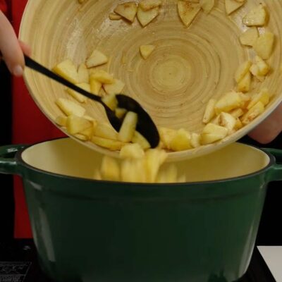 Step 2. Cook apples