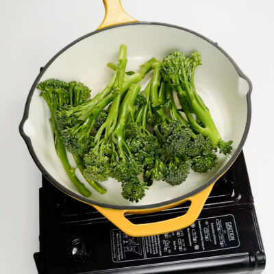 Step 2. Cook the garlic