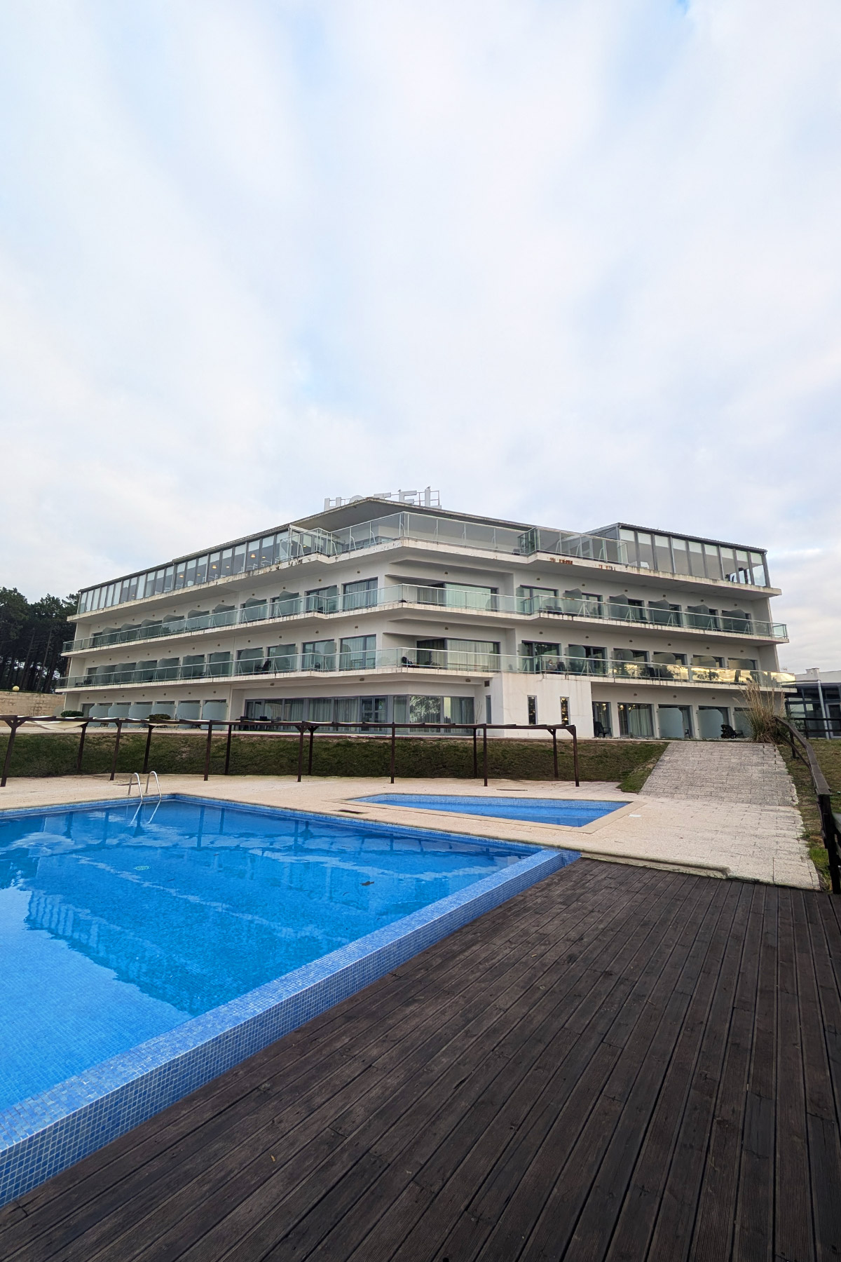 Hotel Miramar Sul Nazaré behind a pool
