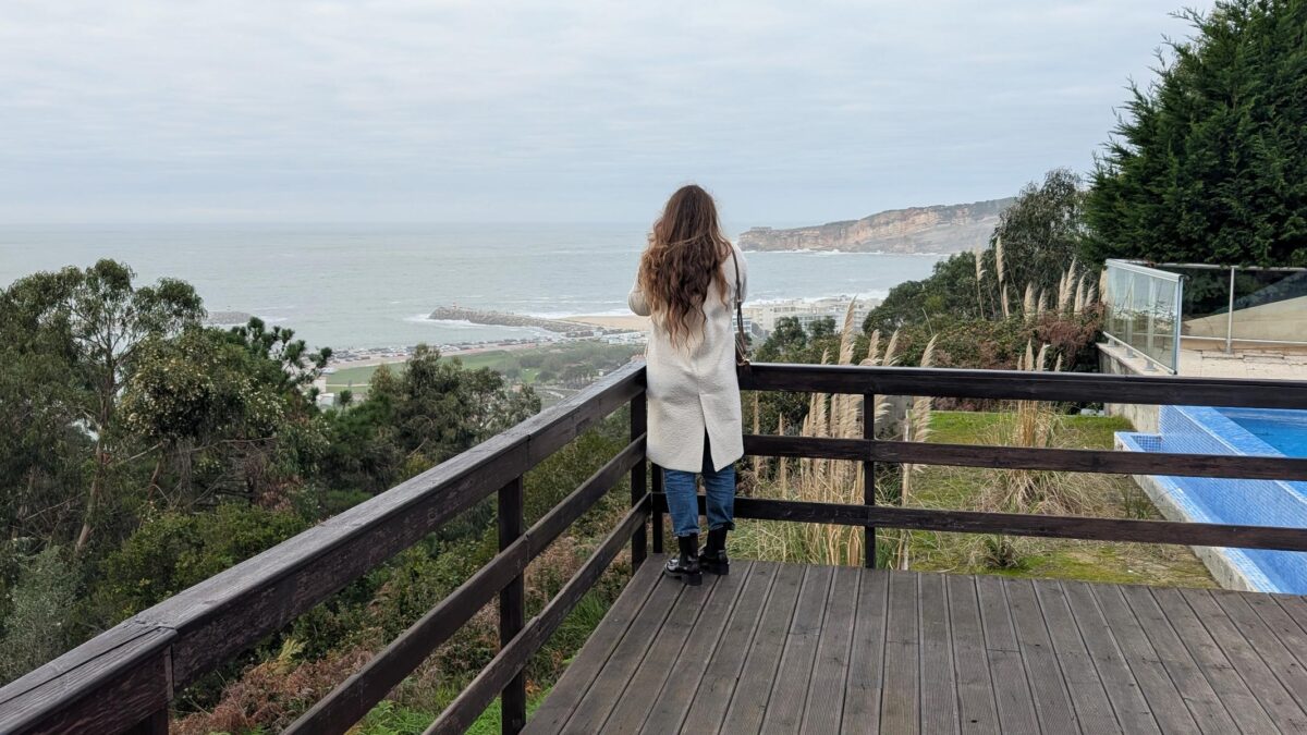 Helena is watching the Nazaré from Hotel Miramar Sul