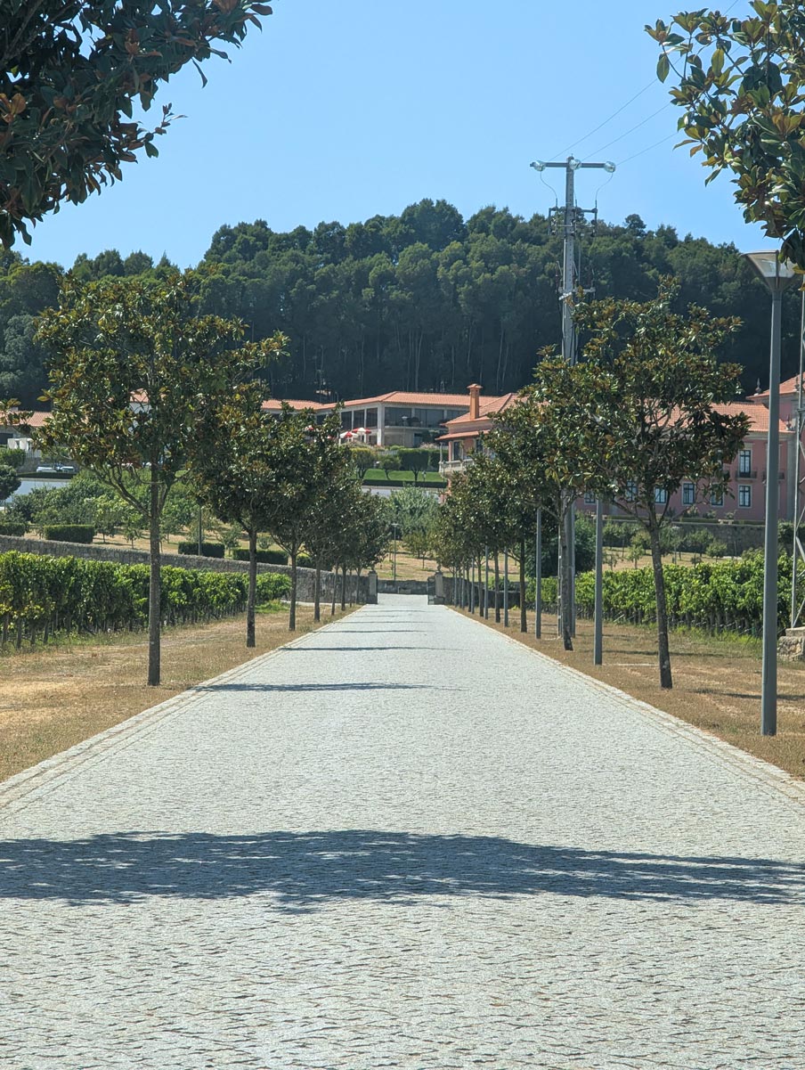 Approaching the Solar de Vila Meã and Barro Restaurante