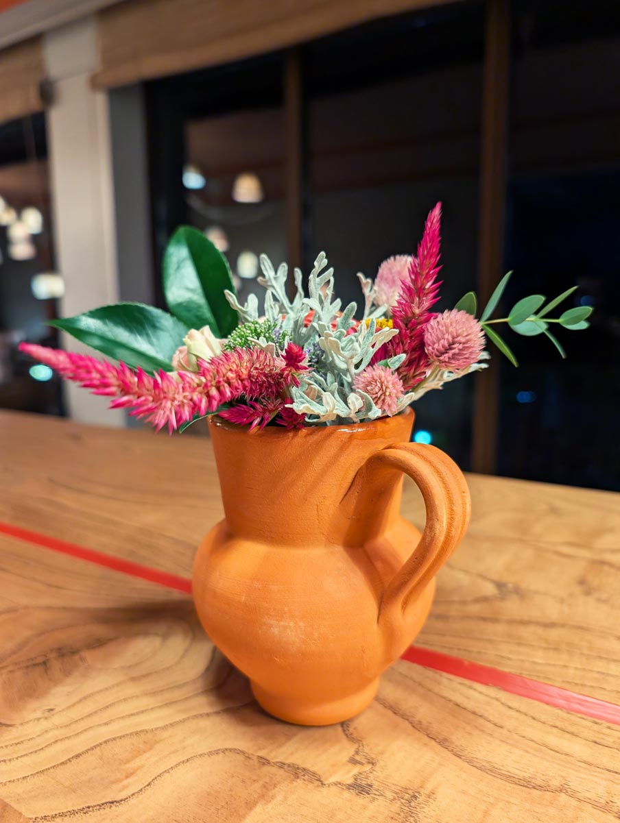 Flowers in the bar of the Solar de Vila Meã and Barro Restaurante
