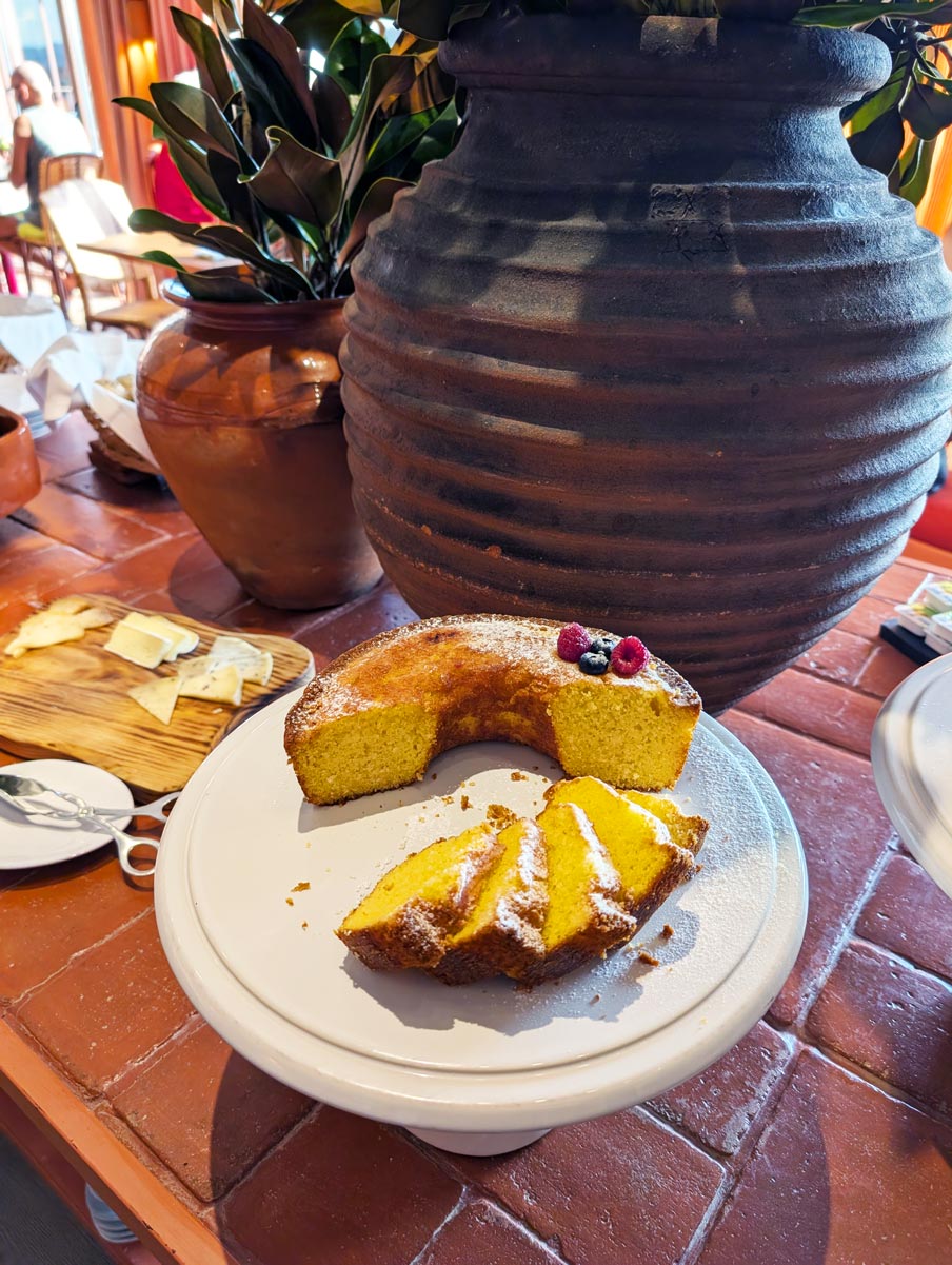 Cake for breakfast in the Solar de Vila Meã and Barro Restaurante
